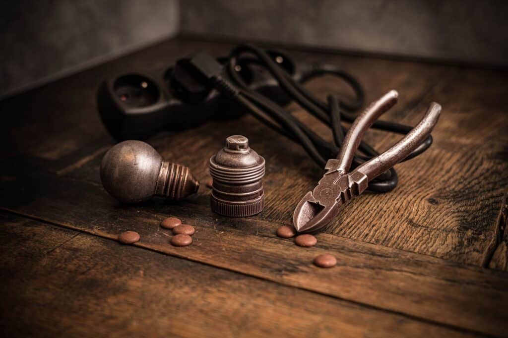 Chocolat trompe loeil KIYOSA Ampoule pince coupante