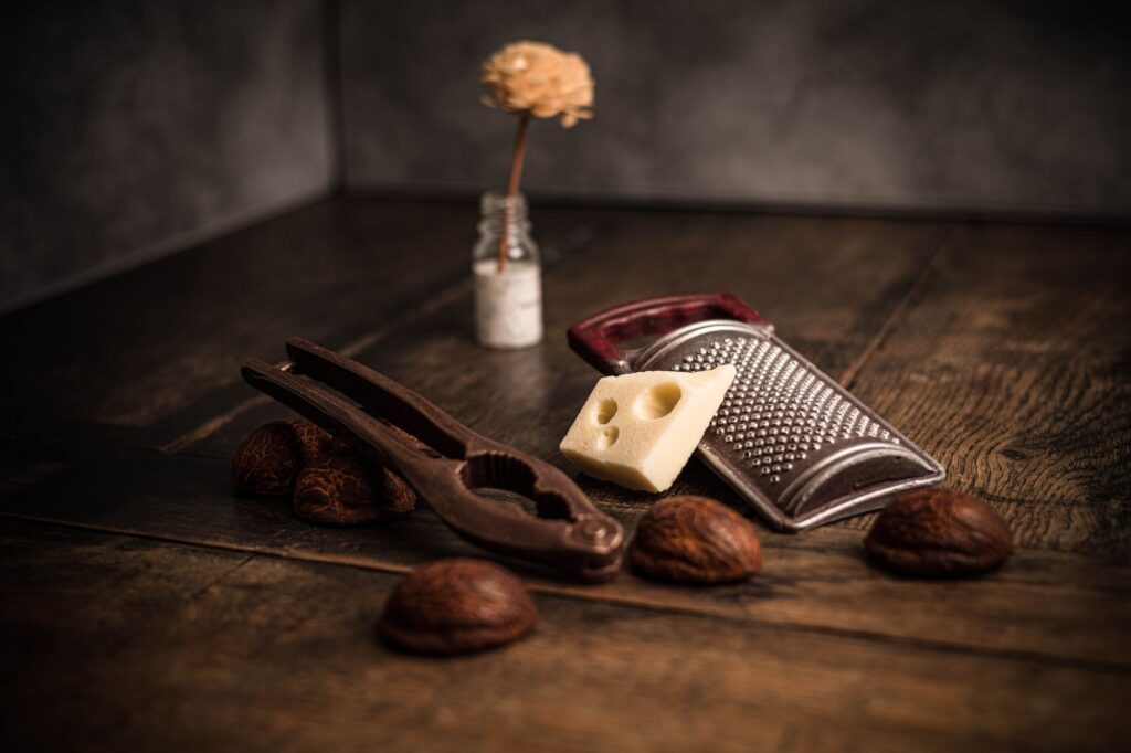 Chocolat en trompe l'oeil KIYOSA casse noix, rape à fromage