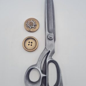 Ciseau de couture avec 2 boutons en chocolat