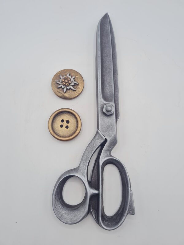 Ciseau de couture avec 2 boutons en chocolat