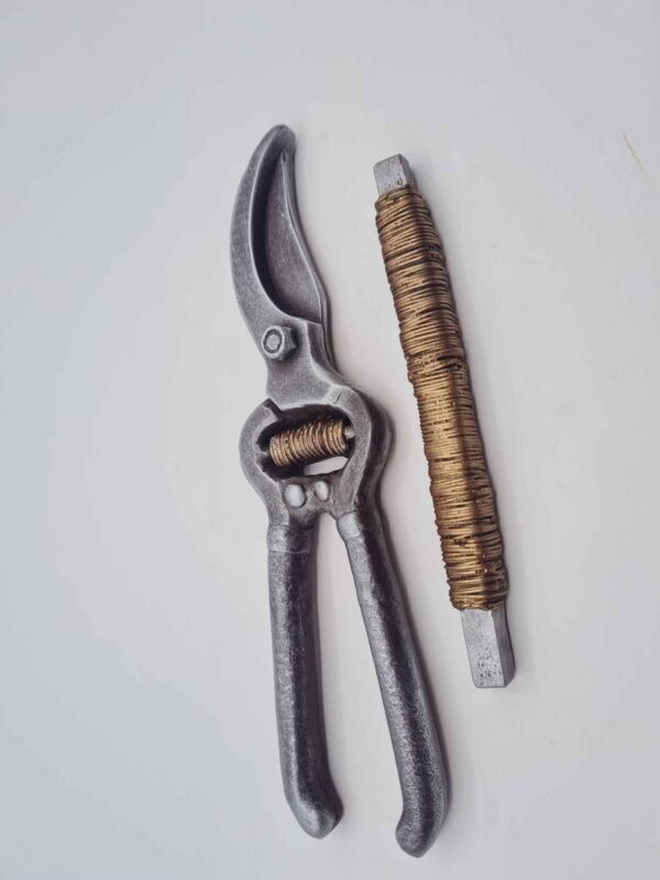 Sécateur avec fil de fer en chocolat