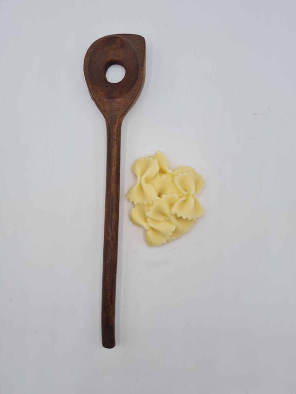 Cuillère en bois avec pâtes en chocolat